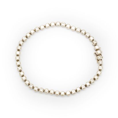  Bracelet en ligne en or gris orné de petits diamants 
Poids brut : 12 g.