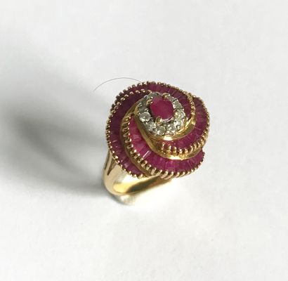 null Bague tourbillon en or jaune ornée de petits rubis calibrés et petits diamants....