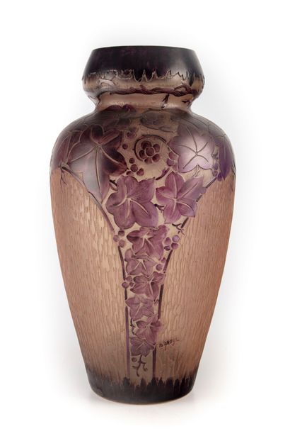 D'ARGYL 
Vase en verre givré à décor dégagé...