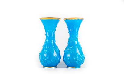 null Paire de vases en opaline bleu à décor moulé de pampres e vignes et filets doré,

H....