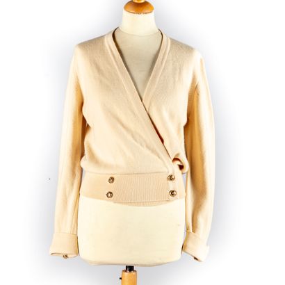 null CHANEL - Boutique

Gilet croisé dans le bas en cachemire beige. Boutons dorés...