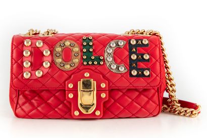 null DOLCE GABBANA

Made with love

Sac rouge matelassé

Etat neuf