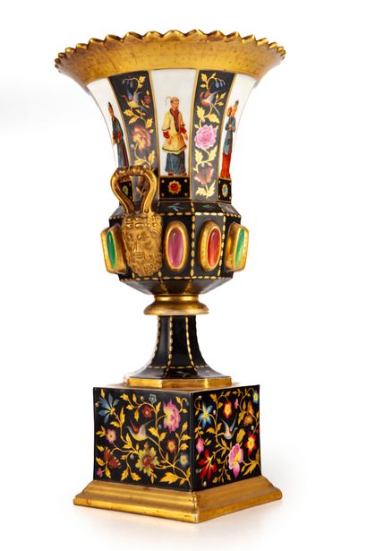 null 
DARTE - Paris




Grand vase de forme Médicis à deux anses en porcelaine à...
