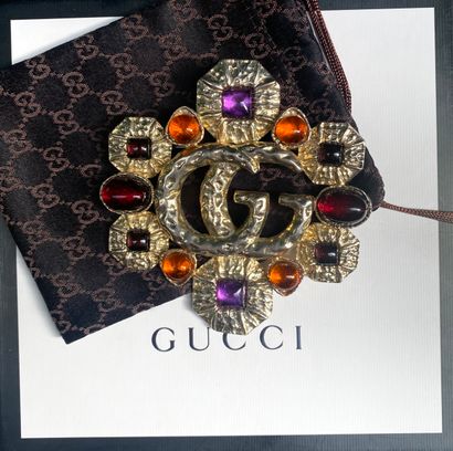 null GUCCI 

Broche en métal doré avec verrerie en cabochon

Boite