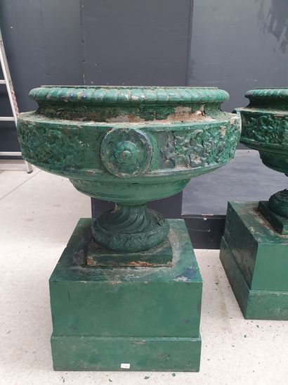 null Paire de vase Medicis en fonte peint en vert avec socle 

H. : 44 cm 

Peti...