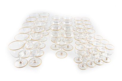 null Partie de service de verres en cristal à filet doré comprenant :

12 verres...