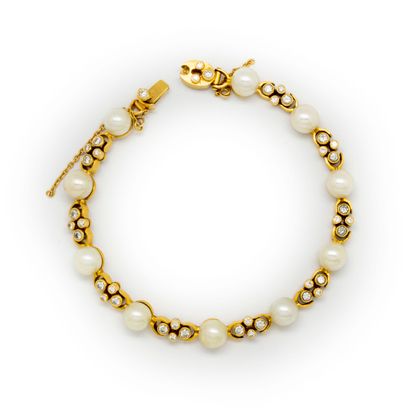  Bracelet en ligne en or orné de perles de culture et d'un motif en diamants en alternance...