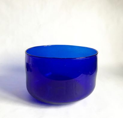 Coupe de forme ronde en verre bleu 
Travail...