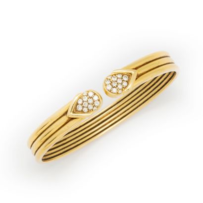  Bracelet jonc en or jaune terminé par un pavage de diamants 
Poids brut : 20 g.