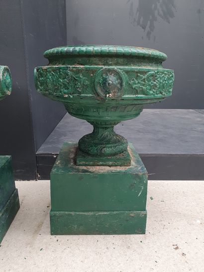 null Paire de vase Medicis en fonte peint en vert avec socle 

H. : 44 cm 

Peti...