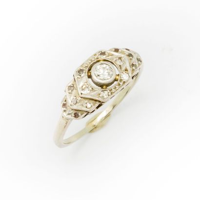 1920 
White gold ring with a geometrical...