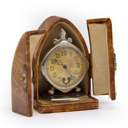 null Travel alarm clock in its case, in white metal

H. 7 cm

Damage to the case