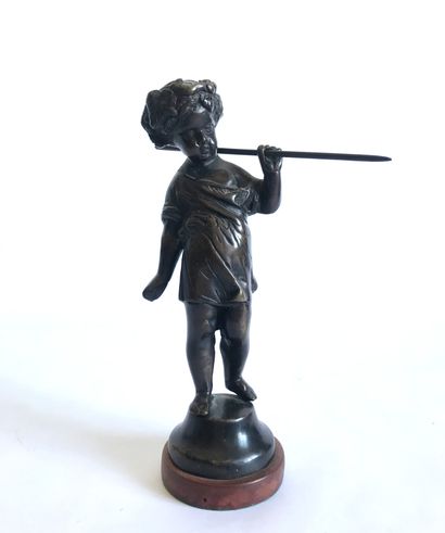 null Statuette en bronze à patine brune représentant un jeune Bacchus tenant un canne...