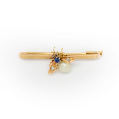 null Small brooch in yellow gold decorated with a pearl and a fly dotted with small...