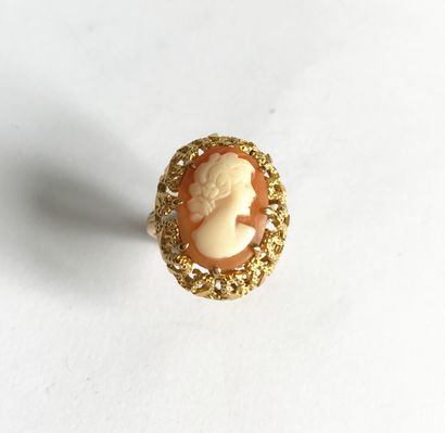 Yellow gold ring with chased edge, decorated...