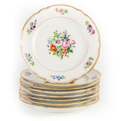 null PARIS XIXe 

Suite de 8 assiettes en porcelaine émaillée à décor de bouquet...