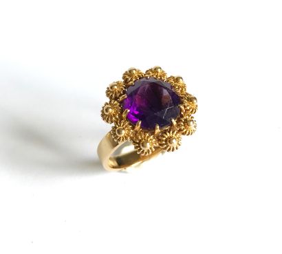 Yellow gold ring in the shape of a flower...