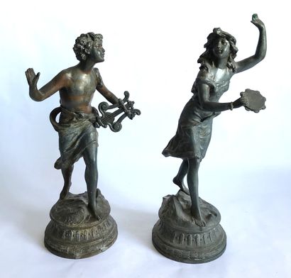 null Paire de statuettes en régule représentant une joueuse de tambourin et un joueur...