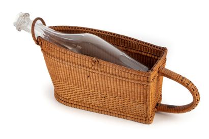 null Table decanter, bottle in a woven wicker basket 

H. 15,5 cm ; L. : 36 cm