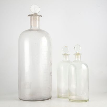 null Set of three glass laboratory bottles 

H. 47 cm to 27 cm