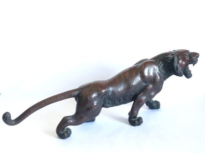 JAPON JAPAN

Roaring tiger

Bronze with two shaded patinas

H. 26 - L 67 cm