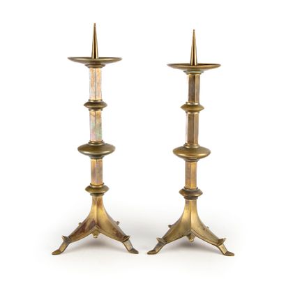 null Pair of Neo-Gothic style bronze candlesticks

19th century

H. :