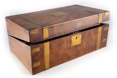 null Marine chest in walnut and brass veneer. It opens on a desk (broken).

H. 20...