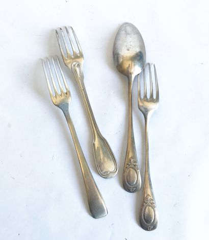 null Three forks and a spoon mismatched in silver. Style of the XVIIIth century

M.O....