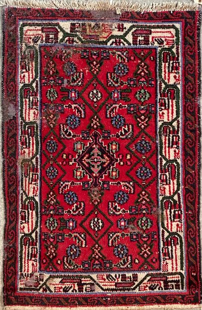 null Carpet with geometrical patterns on a red background and double borders

114...