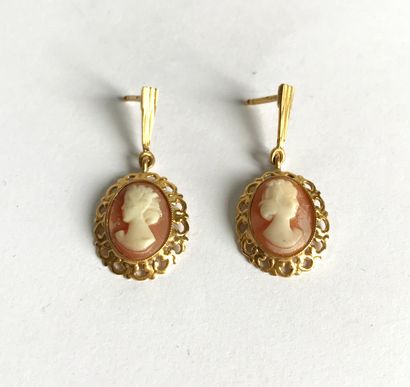 null Pair of openwork yellow gold earrings, holding shell cameos decorated with profiles...