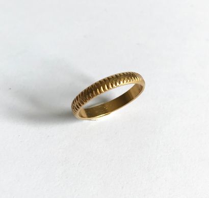 Wedding ring in yellow gold with stripes....