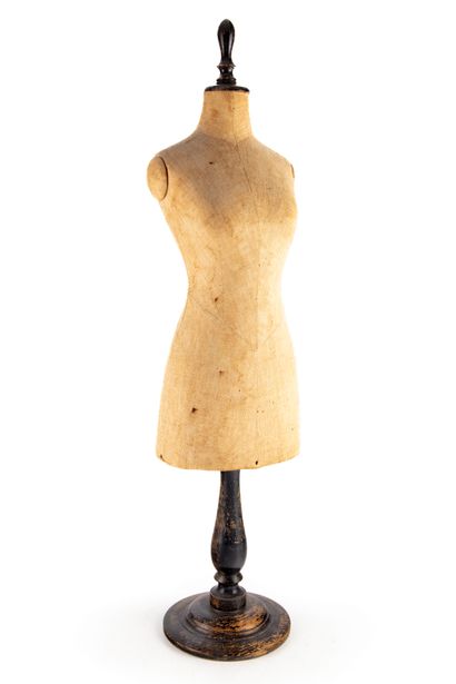 null Doll mannequin in canvas, resting on a wooden foot

H. 66 cm