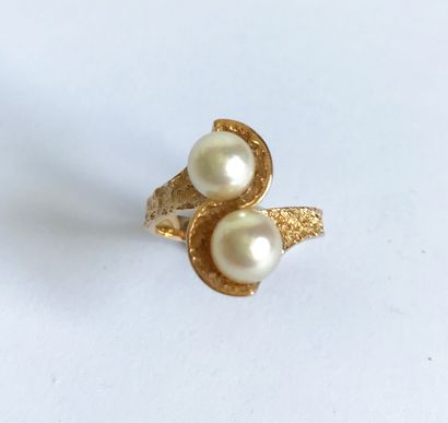 null Ring You and Me in hammered yellow gold decorated with two cultured pearls....