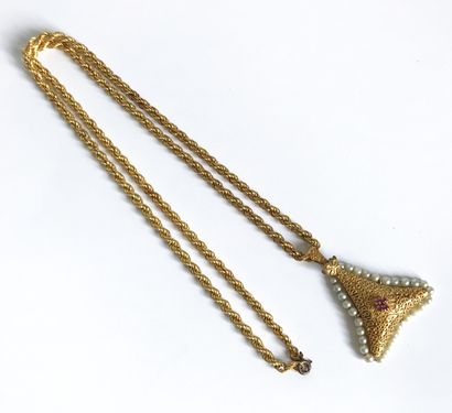 Twisted yellow gold chain, holding a triangular...