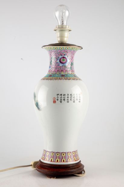 CHINE CHINE 

Vase en porcelaine émaillée polychrome dans le style de la Famille...