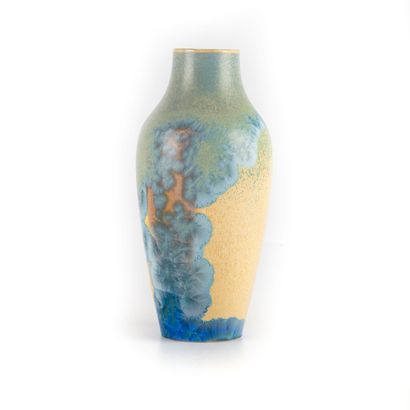 null Vase en porcelaine émaillée irisé 

H. : 18 cm 

Marque sous la base
