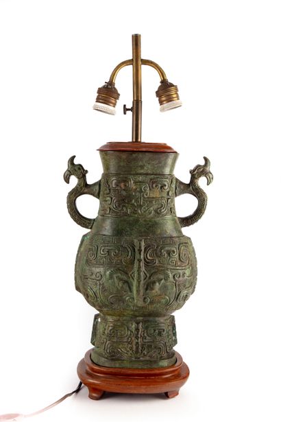 null Bronze lamp in the form of a Chinese archaic vase.

H. 60 cm