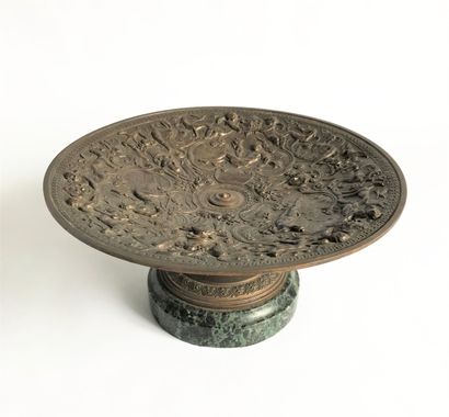 null Cup on foot in metal with medal patina decorated with cartridges with nymphs...