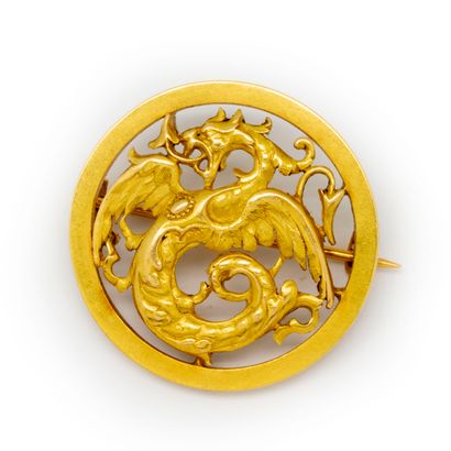 null Medallion brooch in yellow gold decorated with a dragon

Weight : 11,7 g.