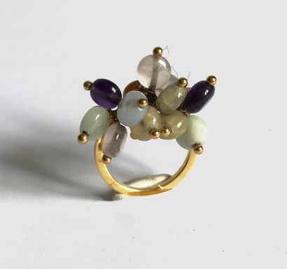 null Yellow gold ring holding fourteen mobile pearls of amethyst, quartz and carnelian....