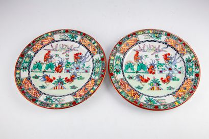 CHINE CHINA 20th century

Two porcelain plates in the style of the Green Family