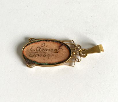 CLEMENT L. CLEMENT - Limoges

Petit pendentif ovale à monture en or rose orné d'un...