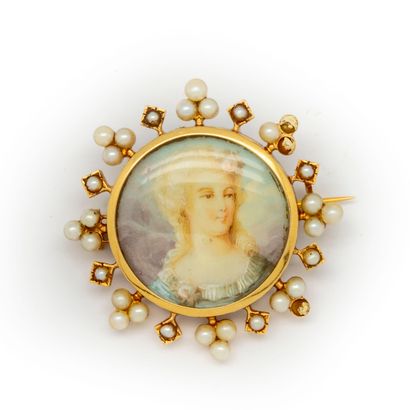 null Vers 1900

Broche en or miniature sur nacre portrait d'une jeune femme entourée...