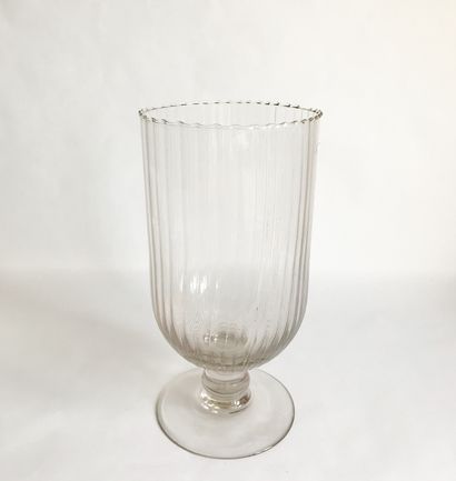 null Important vase sur piédouche en verre soufflé à bords côtelés.

H. : 34 cm

Légère...