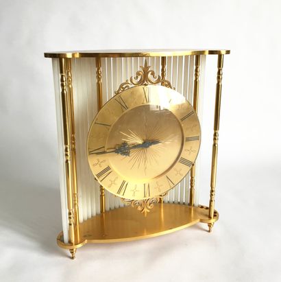 HOUR LAVIGNE HOUR LAVIGNE

Table clock in gilded metal with turned columns and opaline...