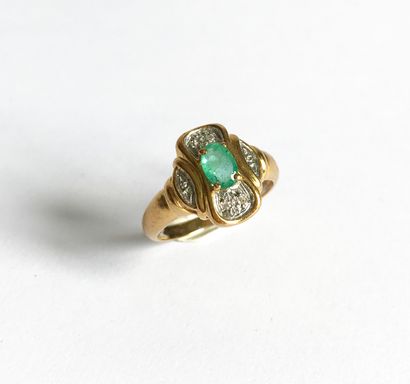 null Yellow gold ring set with a small emerald. Gross weight 3,6 g