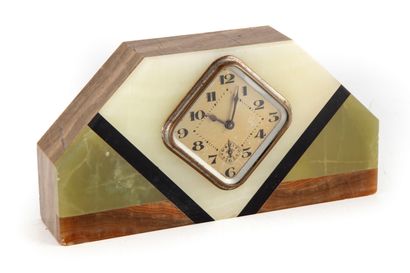 null Small Art Deco style desk clock in marble of different colors

Circa 1930 

H....
