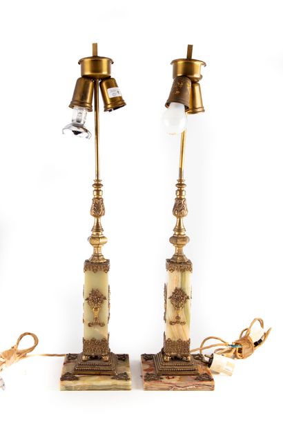 null Paire de lampes en bronze ciselé et albatre dans le style du XVIIIe

H. : 73...