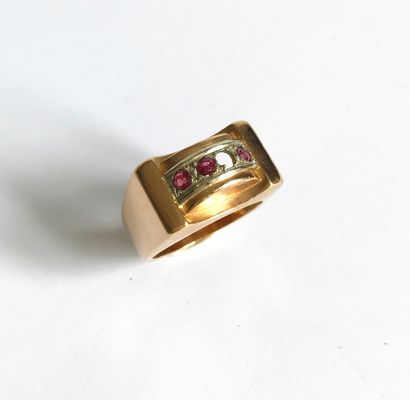 Tank ring in molded yellow gold, set with...