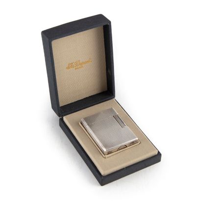 ST DUPONT House ST DUPONT 

Lighter in silver plated metal with diamond points 

H....